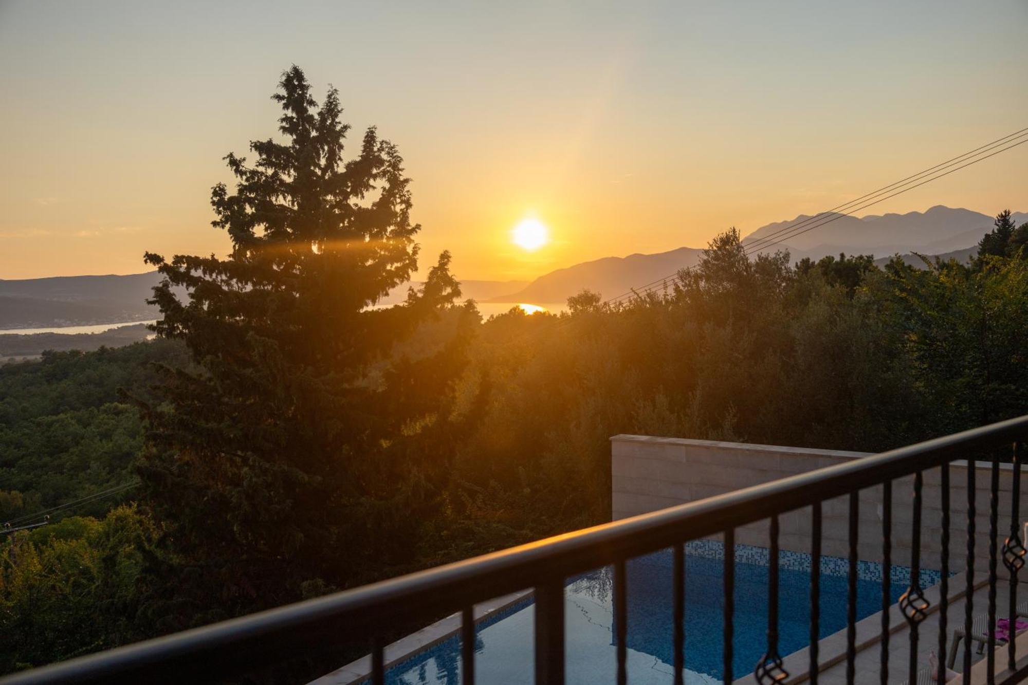 Panorama Bay Luxury Apartments Котор Экстерьер фото